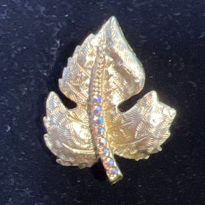 Vintage Gold Tone Aurora Borealis Rhinestone Leaf Brooch (4098)